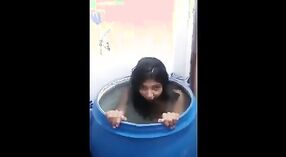 Bhabhi indiase babe plaagt en verleidt haar man in heet video 1 min 50 sec