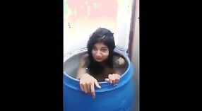 Bhabhi indiase babe plaagt en verleidt haar man in heet video 2 min 00 sec