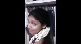 Bhabhi indiase babe plaagt en verleidt haar man in heet video 2 min 50 sec