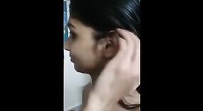 Bhabhi indiase babe plaagt en verleidt haar man in heet video 3 min 50 sec