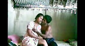 Devars Inzest-Sexvideo mit einem indischen Bhabhi in einem Dorf 2 min 20 s