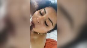 Sexy maturo bhabhi prende un facciale dopo un difficile pompino 3 min 20 sec