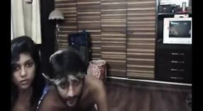 Возбужденная индийская девушка предается оральному и собачьему сексу со своим партнером 12 минута 20 сек