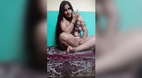 Desi XXX zeigt ihre nackte, haarlose Muschi und ihre perfekten Titten in einem Selfie-Video 2 min 40 s