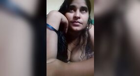 Desi XXX zeigt ihre nackte, haarlose Muschi und ihre perfekten Titten in einem Selfie-Video 4 min 20 s