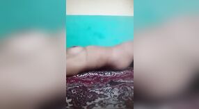 Desi XXX zeigt ihre nackte, haarlose Muschi und ihre perfekten Titten in einem Selfie-Video 1 min 00 s