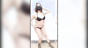 भारतीय मॉडेल नग्न शोमध्ये तिचे वक्र फडफडते 1 मिन 20 सेकंद