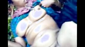 Индианка Бхабхи растягивает свою тугую киску соседом в порно видео на открытом воздухе 1 минута 20 сек