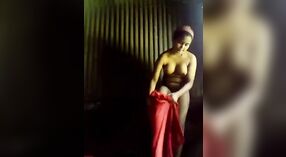 Bangla schoonheid met grote borsten zet op Desi Sari langzaam in Naakt video 3 min 20 sec