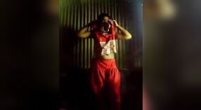 Bangla schoonheid met grote borsten zet op Desi Sari langzaam in Naakt video 5 min 50 sec