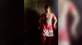 Bangla schoonheid met grote borsten zet op Desi Sari langzaam in Naakt video 6 min 50 sec