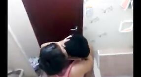 Vidéo de sexe indienne d'une beauté de bureau plantureuse se déshabillant et se salissant 1 minute 20 sec