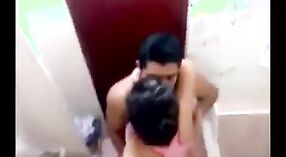 Indiase seks video van een rondborstig kantoor schoonheid getting neer en vies 1 min 00 sec