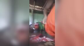 La vidéo de sexe Bangla présente une maman qui aime jouer avec son lait maternel et son doigt elle-même 0 minute 0 sec