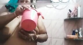 Busty aunty ile büyük göğüsler shoots bir buharlı video içinde the banyo 5 dakika 00 saniyelik