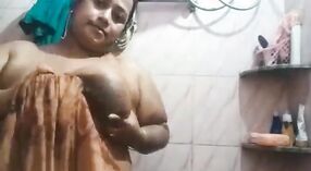 Грудастая тетенька с большими сиськами снимает страстное видео в ванной 7 минута 40 сек