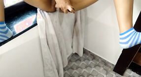 Cinta de sexo india presenta a una tía curvilínea Desi que orina en el baño y muestra su coño en la webcam en vivo 0 mín. 0 sec
