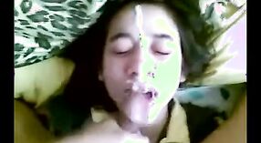 Adolescente de Noida recibe un facial después de una sesión carnal humeante 2 mín. 00 sec