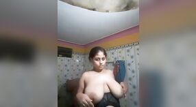 Amateurvideo einer süßen Bhabhi, die ihre großen, runden Brüste zur Schau stellt 0 min 0 s