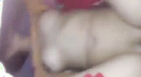 Vista de cerca del intenso puto coño de una esposa desi en un video porno casero 2 mín. 20 sec