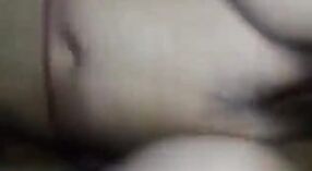 Close-up vista di un desi moglie's intenso pussyfucking in un video porno fatto in casa 3 min 40 sec