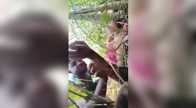 Pareja adolescente disfruta del sexo al aire libre en un arrozal 0 mín. 0 sec