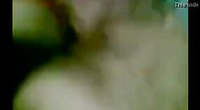 தேசி ஜோடியின் வீட்டில் செக்ஸ் டேப்: வீட்டில் ஒரு நீராவி சந்திப்பு 6 நிமிடம் 10 நொடி