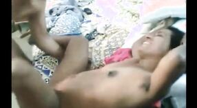 Guarda un caldo Indiano bhabhi scendere e sporco con uno sconosciuto sulla spiaggia in questo video porno HD 4 min 50 sec