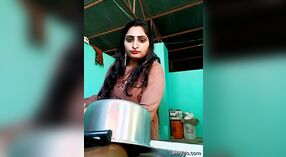 Desi Bhabhi在厨房里炫耀她美丽的乳房 9 敏 30 sec