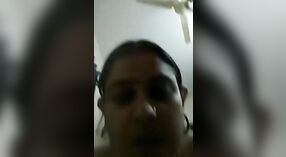 Desi Bhabhi在MMC视频中展示了她的胸部 3 敏 20 sec