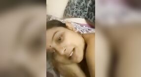 Desi Bhabhi在MMC视频中展示了她的胸部 5 敏 20 sec