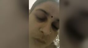 Desi bhabhi mostra seus peitos em um vídeo MMC para um ex-amante 5 minuto 50 SEC