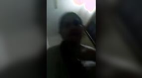 Desi Bhabhi在MMC视频中展示了她的胸部 6 敏 20 sec