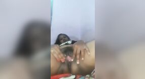 Doigté Sexe Indien! Un Biscuit Tamoul Excité Se Masturbe dans une Vidéo de Selfie 5 minute 20 sec