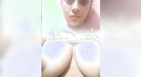 Indyjski cutie z duży cycki masturbates na żyć kamera 1 / min 00 sec