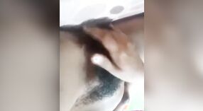 Indiase cutie met grote borsten masturbeert op live camera 2 min 20 sec