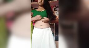 MMS tarzı bir müzikte Hintli bir güzelliğe sahip Bangla seks videosu 0 dakika 0 saniyelik