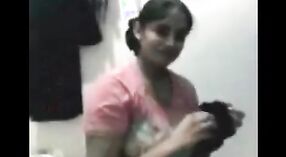 एक मोहक बंगाली कॉलेज लड़की नीचे स्ट्रिप्स में उसके प्रेमी के सामने कैमरे पर अपनी खुशी के लिए 2 मिन 20 एसईसी
