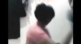 Uwodzicielska bengalska studentka rozbiera się przed swoim kochankiem przed kamerą dla przyjemności 2 / min 40 sec