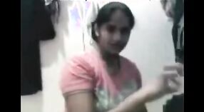 Uwodzicielska bengalska studentka rozbiera się przed swoim kochankiem przed kamerą dla przyjemności 3 / min 00 sec