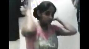 매혹적인 벵골어 대학 소녀는 당신의 즐거움을 위해 카메라에 그녀의 애인 앞에서 아래로 스트립 3 최소 20 초