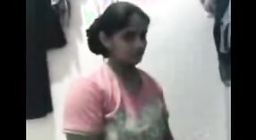 매혹적인 벵골어 대학 소녀는 당신의 즐거움을 위해 카메라에 그녀의 애인 앞에서 아래로 스트립 4 최소 00 초