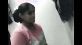 Uwodzicielska bengalska studentka rozbiera się przed swoim kochankiem przed kamerą dla przyjemności 5 / min 00 sec