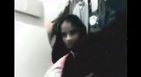 एक मोहक बंगाली कॉलेज लड़की नीचे स्ट्रिप्स में उसके प्रेमी के सामने कैमरे पर अपनी खुशी के लिए 0 मिन 0 एसईसी