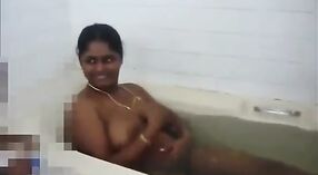 Индийская жена в одежде шалит в ванне 0 минута 0 сек