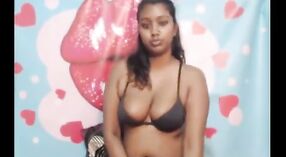 网络摄像头与一个穿着大巨大内裤和比基尼的印度女孩性爱 1 敏 20 sec