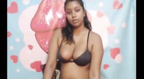 Webcam seks met een Indisch meisje in massief slipje en bikini 1 min 30 sec