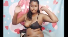 Webcam-sex mit einem indischen Mädchen in massiven Höschen und bikini 1 min 40 s