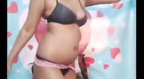Seks webcam dengan seorang gadis India dengan celana dalam dan bikini besar 2 min 00 sec