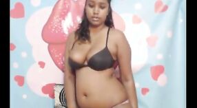 Sexo por webcam con una chica india en enormes bragas y bikini 3 mín. 40 sec